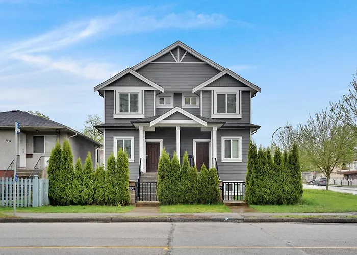 Family-Friendly, 3 Bed House - Private Backyard-Central Location