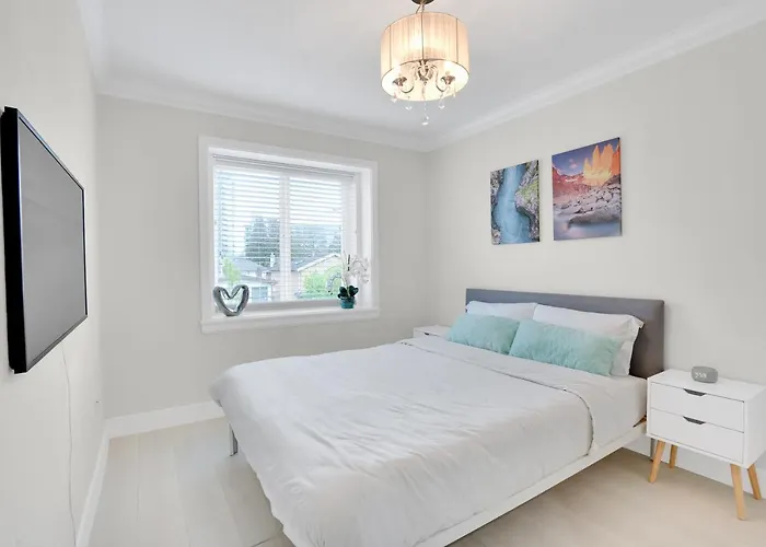 Family-Friendly, 3 Bed House - Private Backyard-Central Location