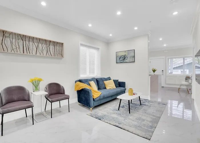 Family-Friendly, 3 Bed House - Private Backyard-Central Location