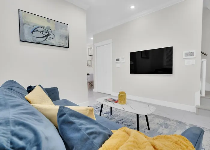 Family-Friendly, 3 Bed House - Private Backyard-Central Location